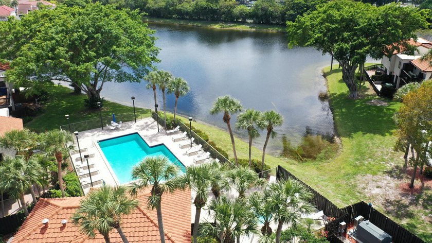 Spacious 2-bedroom, 2.5-bath corner unit located in a desirable - photo 28