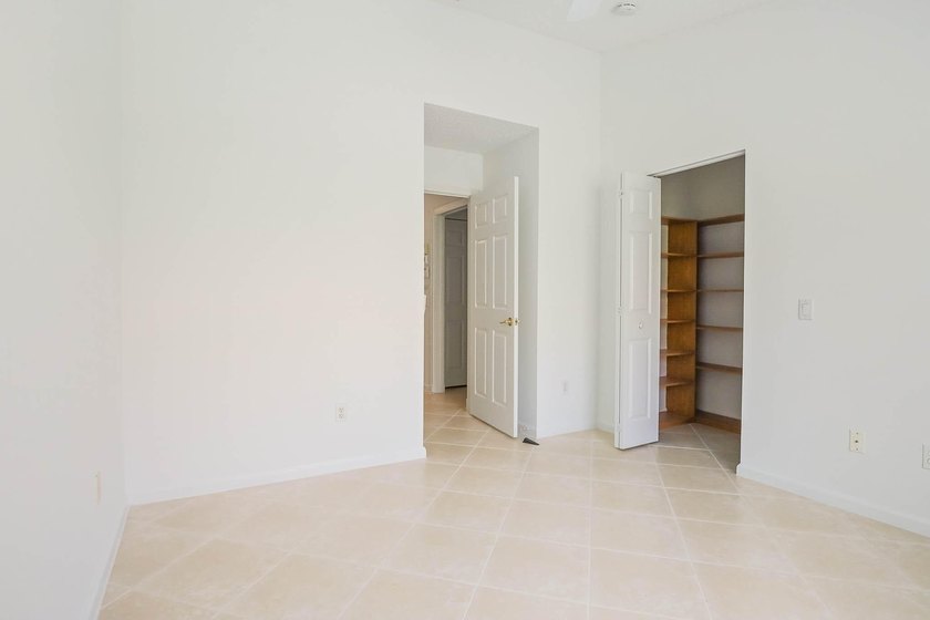 Real little gem in Valencia Isles! Move in condition with - photo 28