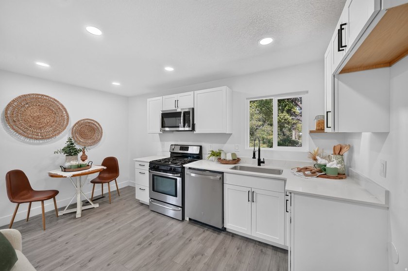Fresh, updated, and move-in ready! This 4-bedroom, 2-bath home - photo 8