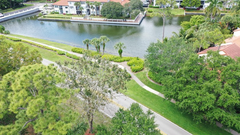 Spacious 2-bedroom, 2.5-bath corner unit located in a desirable - photo 30