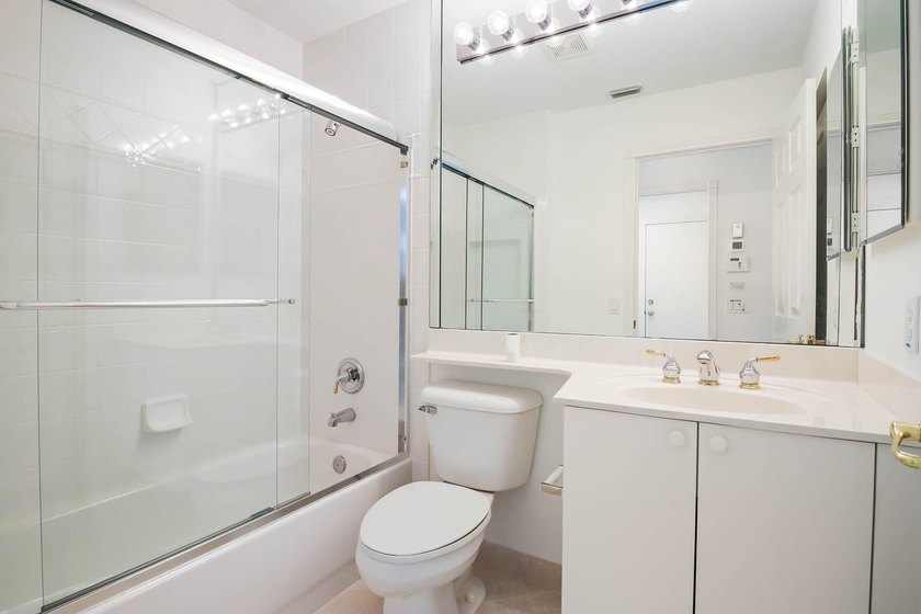 Real little gem in Valencia Isles! Move in condition with - photo 30