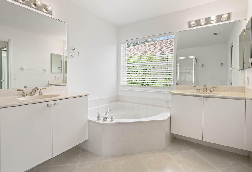 Real little gem in Valencia Isles! Move in condition with - photo 32