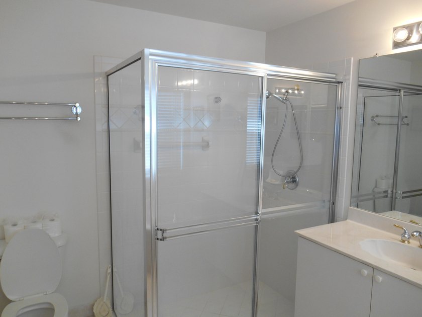 Real little gem in Valencia Isles! Move in condition with - photo 34