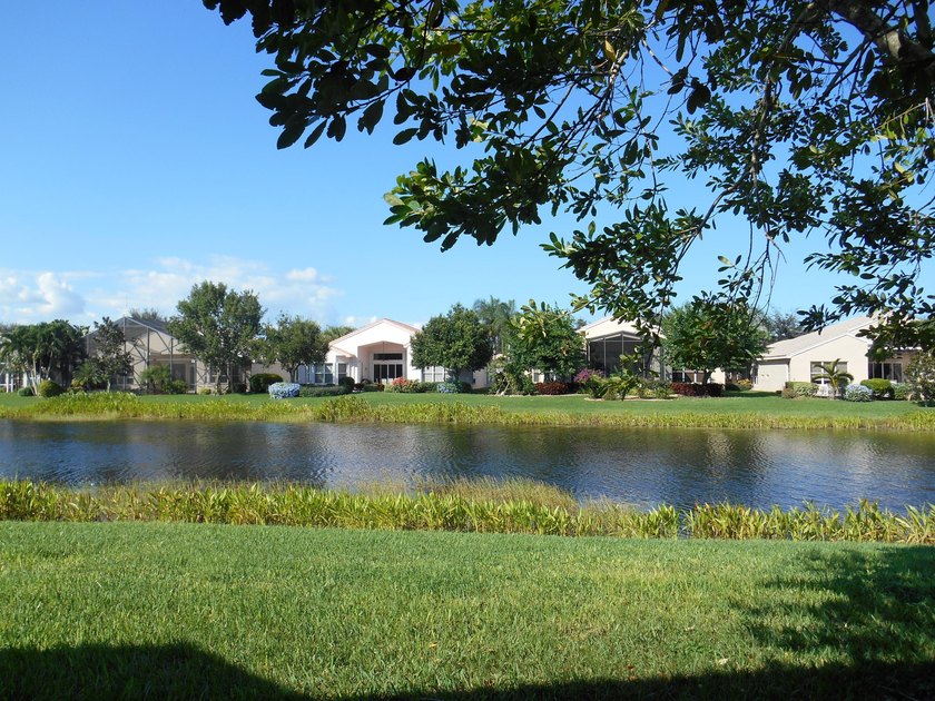 Real little gem in Valencia Isles! Move in condition with - photo 37