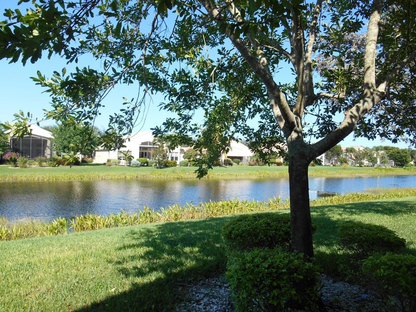 Real little gem in Valencia Isles! Move in condition with - photo 38