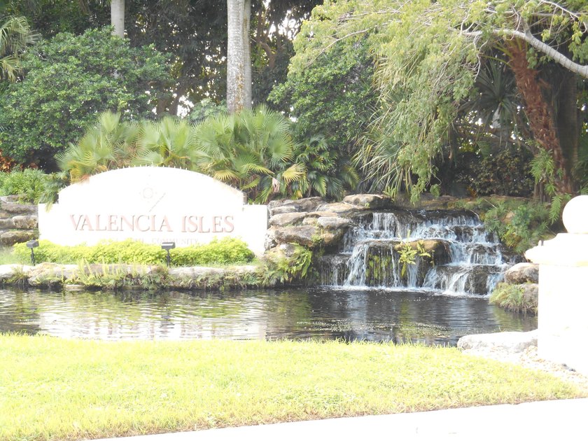 Real little gem in Valencia Isles! Move in condition with - photo 41