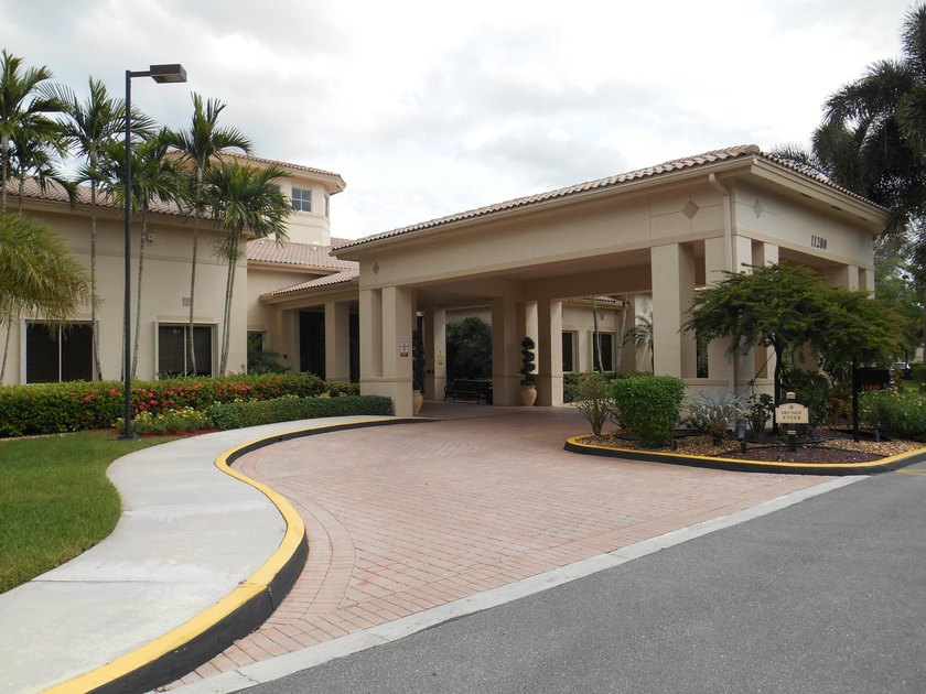 Real little gem in Valencia Isles! Move in condition with - photo 42