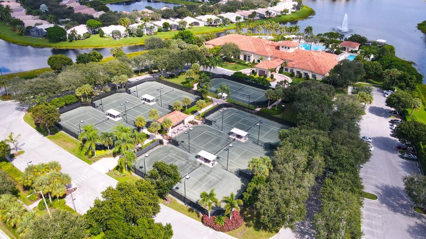 Real little gem in Valencia Isles! Move in condition with - photo 48