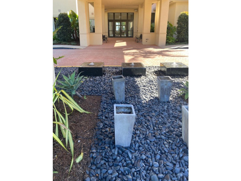 Real little gem in Valencia Isles! Move in condition with - photo 50