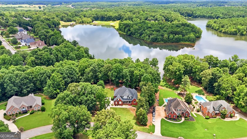Welcome to this exceptional, one-owner lakefront home, offered - photo 11