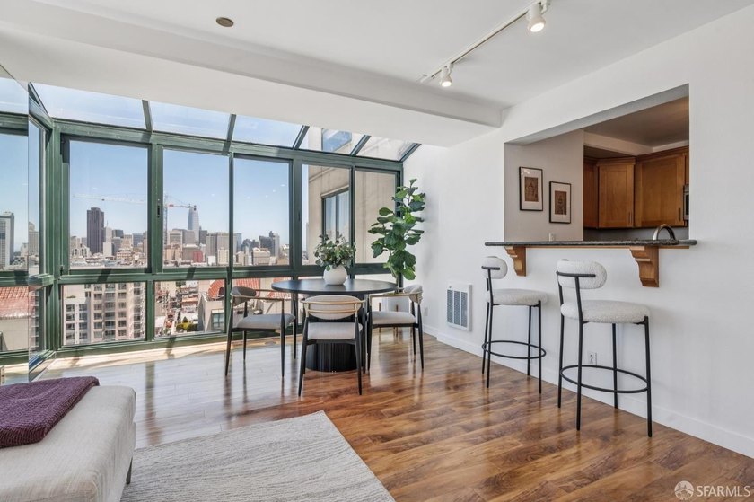 Stunning city-view residence at Daniel Burnham Court offering - photo 11
