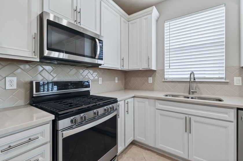 Welcome to this beautifully maintained 2 bed, 2 bath plus Den in - photo 12