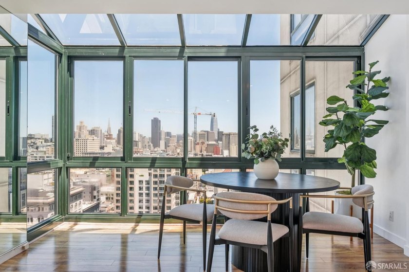 Stunning city-view residence at Daniel Burnham Court offering - photo 12