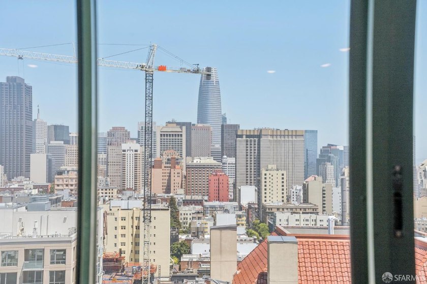 Stunning city-view residence at Daniel Burnham Court offering - photo 13