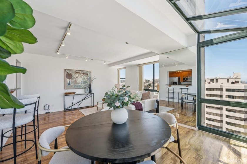 Stunning city-view residence at Daniel Burnham Court offering - photo 17
