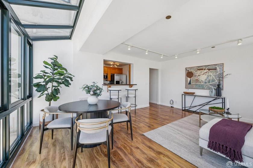Stunning city-view residence at Daniel Burnham Court offering - photo 18