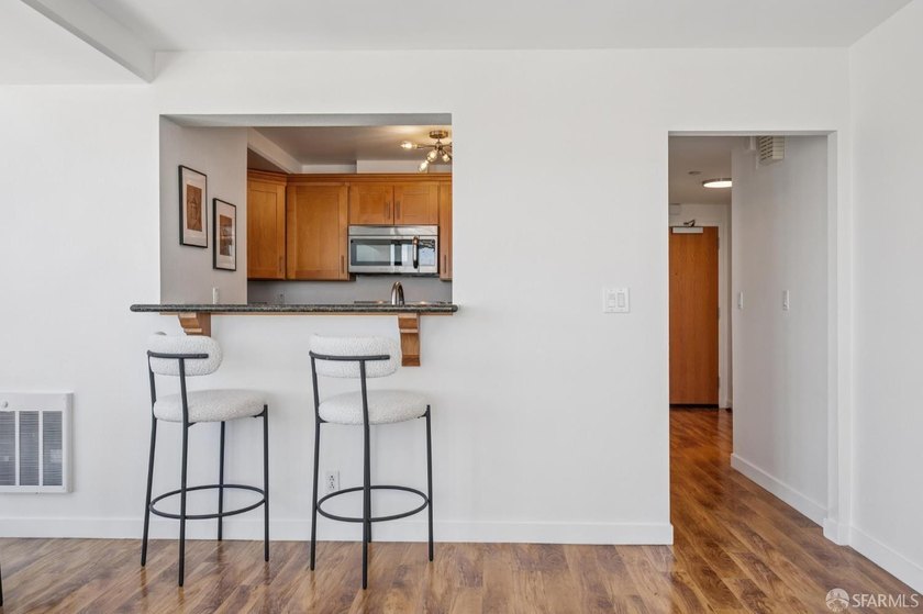 Stunning city-view residence at Daniel Burnham Court offering - photo 19