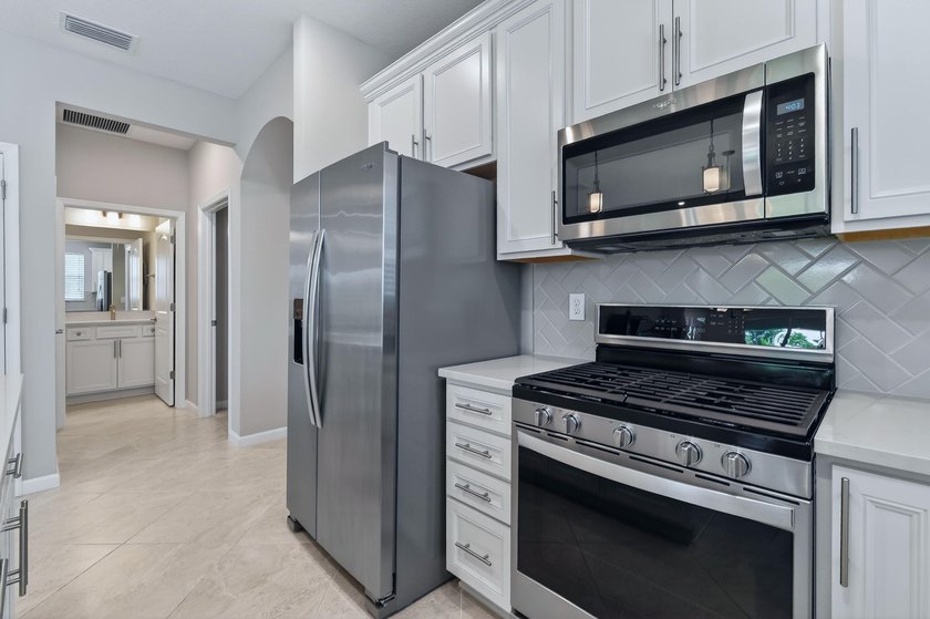 Welcome to this beautifully maintained 2 bed, 2 bath plus Den in - photo 23