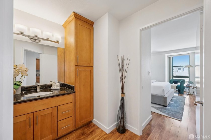 Stunning city-view residence at Daniel Burnham Court offering - photo 23
