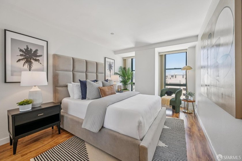 Stunning city-view residence at Daniel Burnham Court offering - photo 24