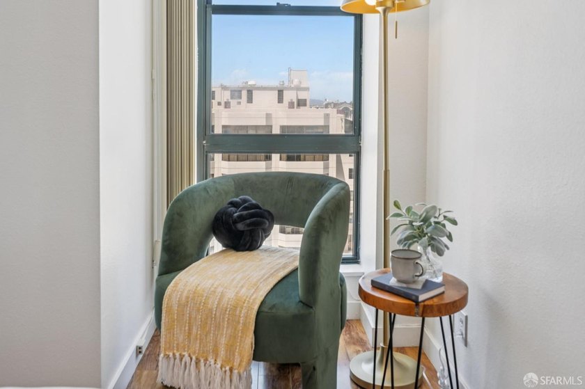 Stunning city-view residence at Daniel Burnham Court offering - photo 25