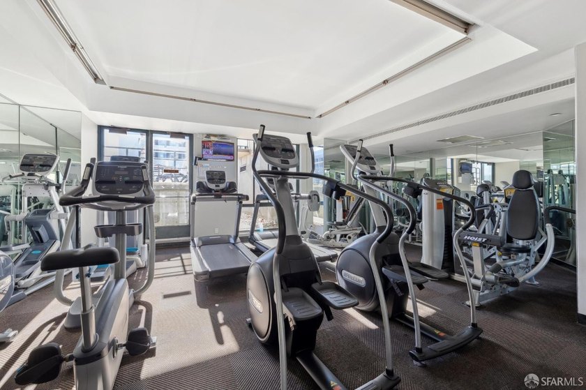 Stunning city-view residence at Daniel Burnham Court offering - photo 31