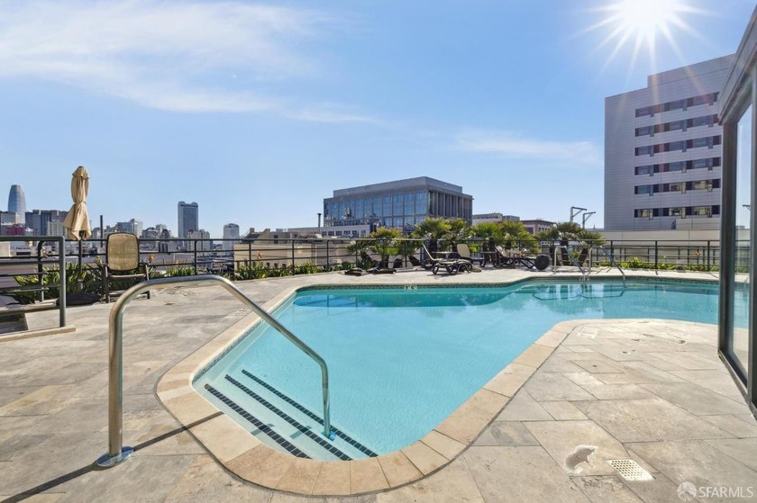Stunning city-view residence at Daniel Burnham Court offering - photo 36