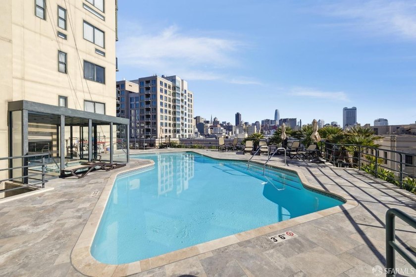 Stunning city-view residence at Daniel Burnham Court offering - photo 38