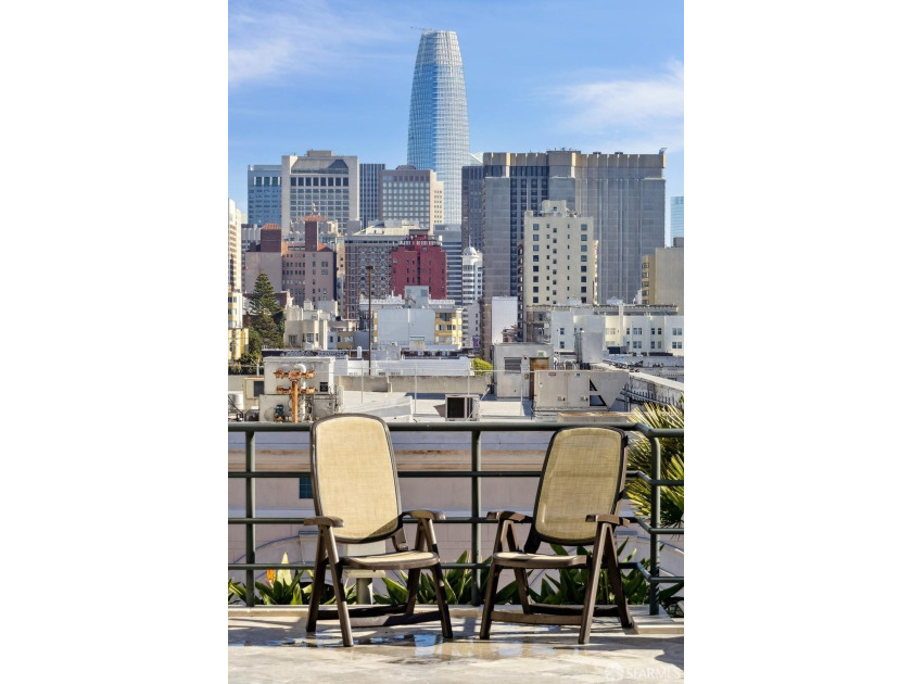 Stunning city-view residence at Daniel Burnham Court offering - photo 41