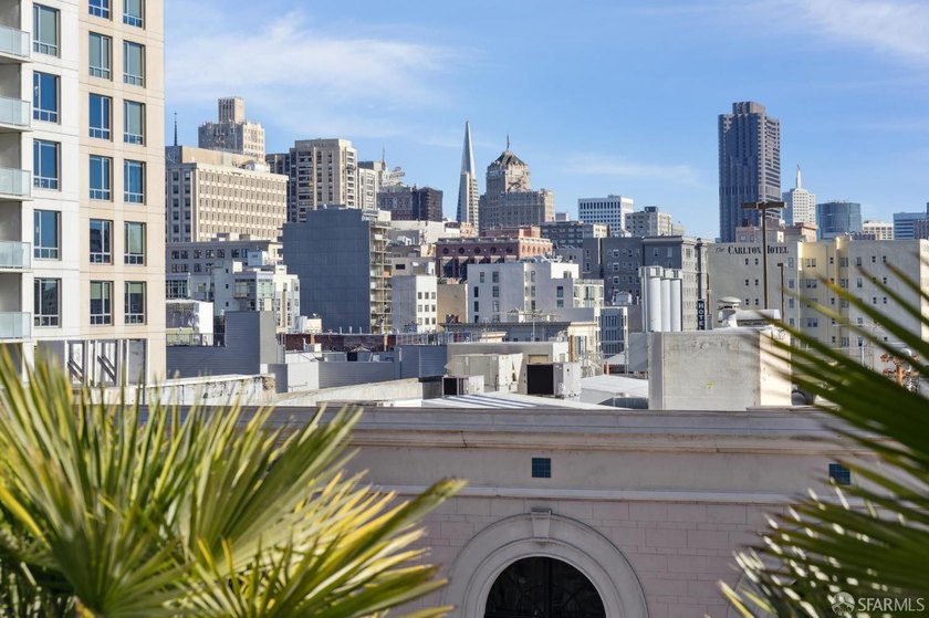 Stunning city-view residence at Daniel Burnham Court offering - photo 42