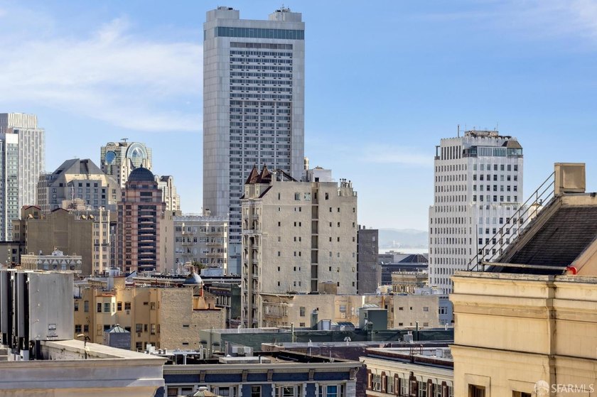 Stunning city-view residence at Daniel Burnham Court offering - photo 44