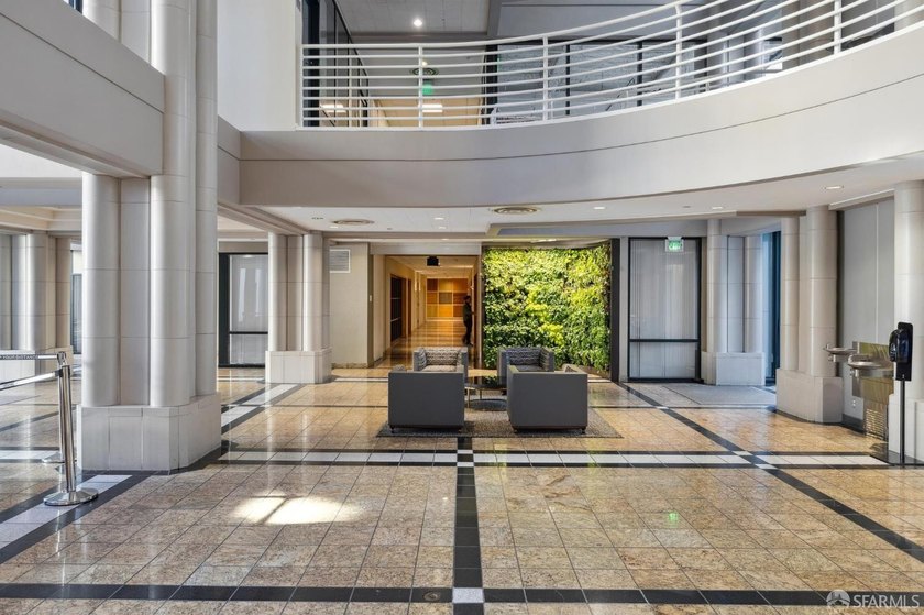 Stunning city-view residence at Daniel Burnham Court offering - photo 48