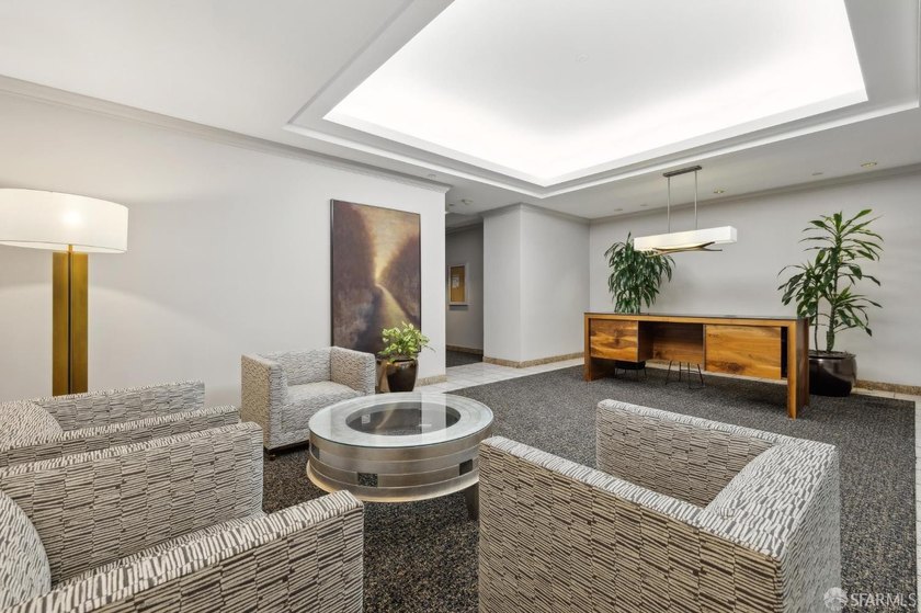 Stunning city-view residence at Daniel Burnham Court offering - photo 50