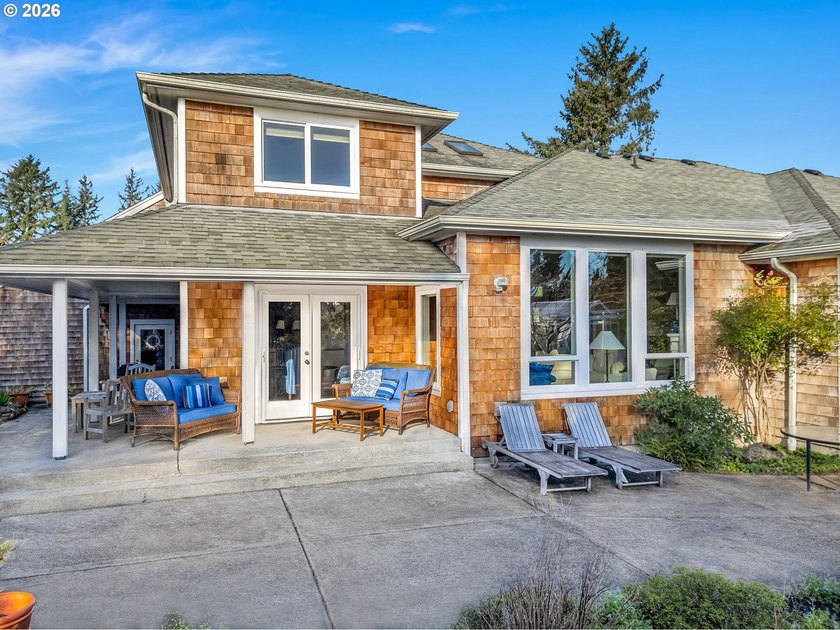 Well built and meticulously maintained, this exquisite Shamrock - photo 4