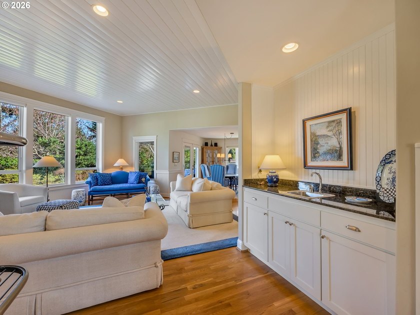 Well built and meticulously maintained, this exquisite Shamrock - photo 9