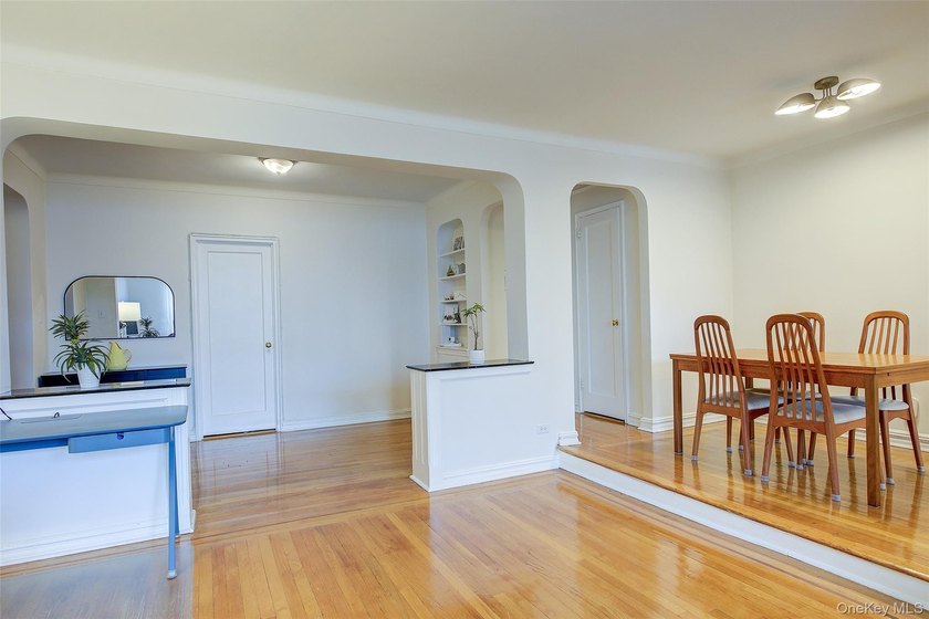 FOREST HILLS SOUTH Very sunny &amp; spacious, 1 Bedroom / 1 Bathroom - photo 14