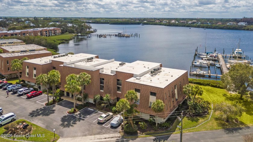 Experience waterfront living with wide views of Kitching Cove, a - photo 4