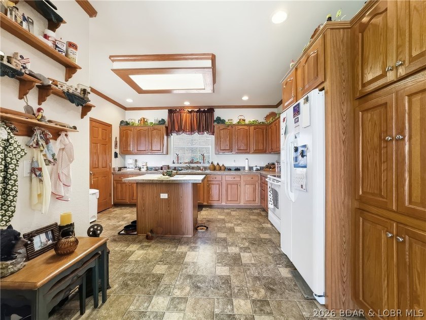 Unique country home with impressive lake views on 1.7 acres &amp; a - photo 11