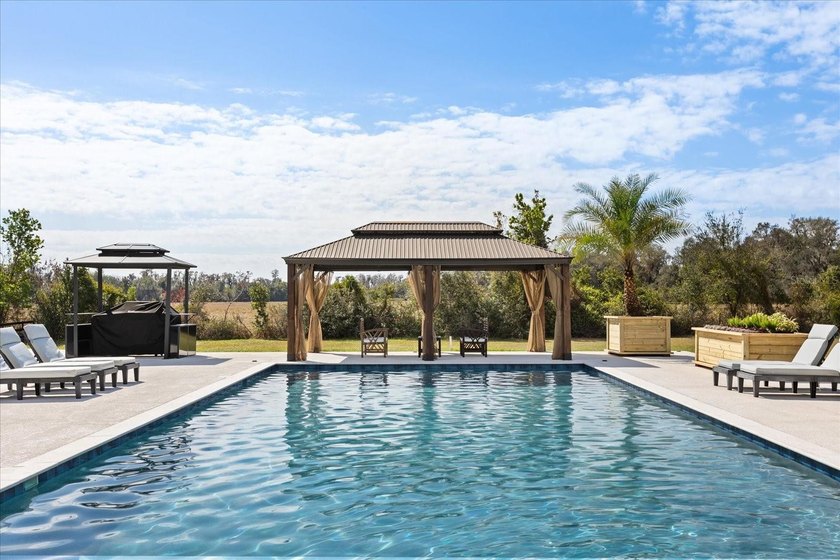 Three separate living quarters. Nearly five acres. Resort-style - photo 15