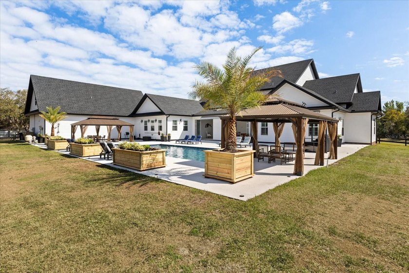 Three separate living quarters. Nearly five acres. Resort-style - photo 16