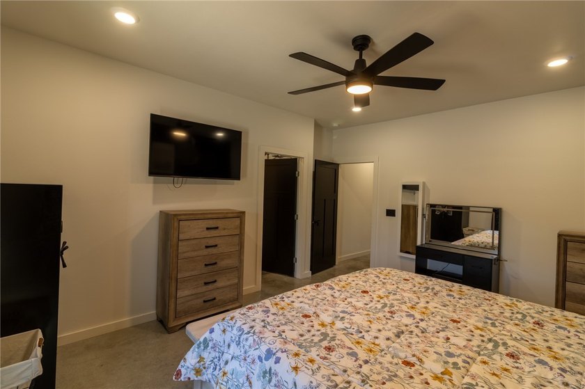 Beautiful 2,800 sq. ft. home plus a 2,400 sq. ft. shop on 6.10 - photo 17