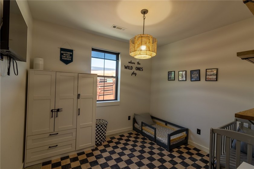 Beautiful 2,800 sq. ft. home plus a 2,400 sq. ft. shop on 6.10 - photo 18