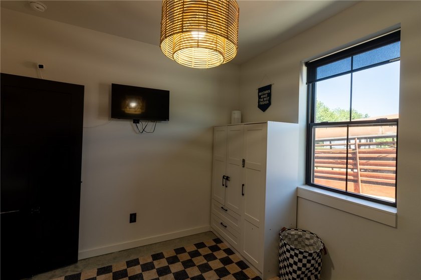 Beautiful 2,800 sq. ft. home plus a 2,400 sq. ft. shop on 6.10 - photo 19