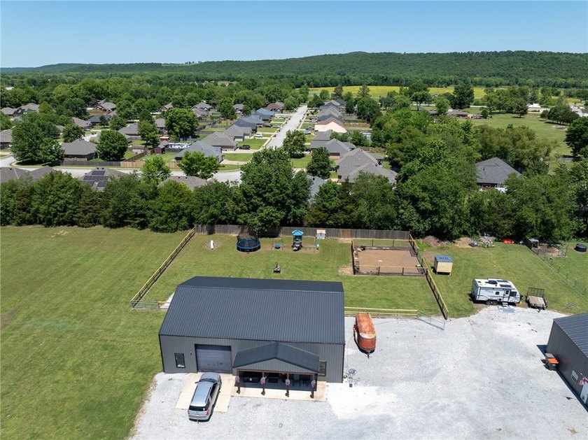 Beautiful 2,800 sq. ft. home plus a 2,400 sq. ft. shop on 6.10 - photo 33