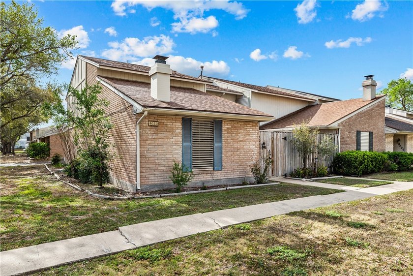 Welcome to this beautifully remodeled corner-unit townhouse - photo 2