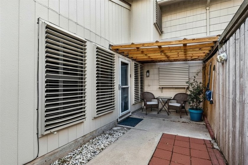 Welcome to this beautifully remodeled corner-unit townhouse - photo 3
