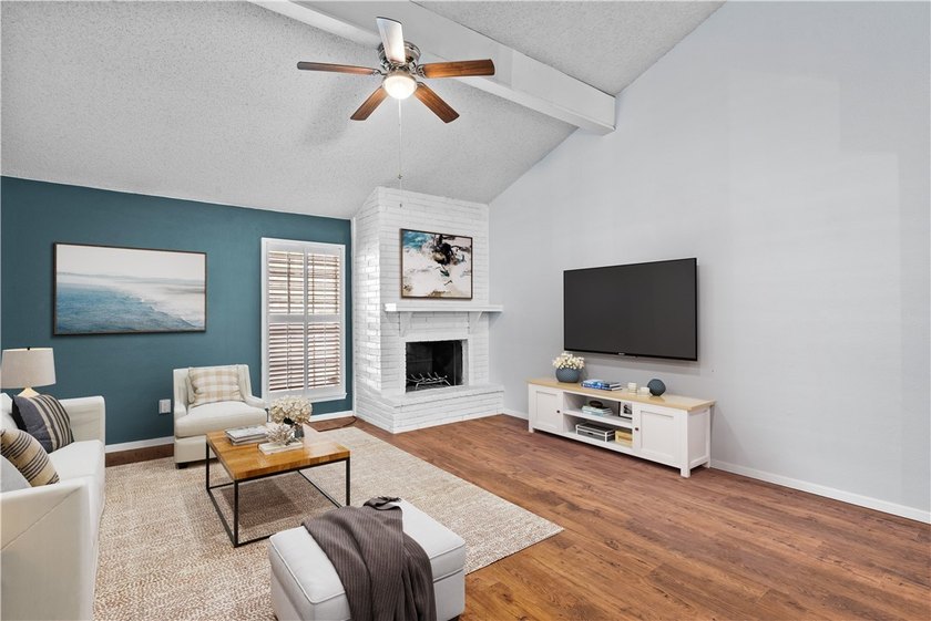 Welcome to this beautifully remodeled corner-unit townhouse - photo 4