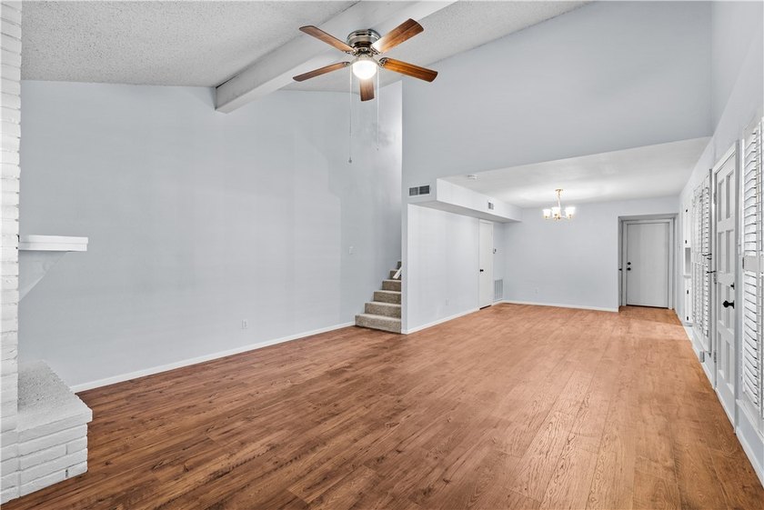 Welcome to this beautifully remodeled corner-unit townhouse - photo 6