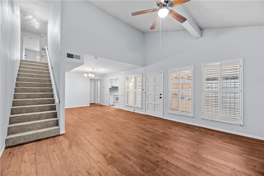 Welcome to this beautifully remodeled corner-unit townhouse - photo 8