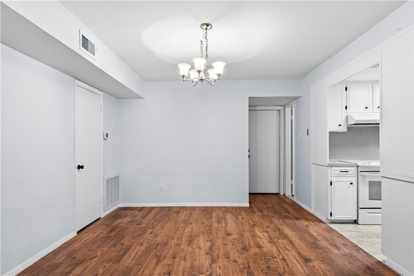 Welcome to this beautifully remodeled corner-unit townhouse - photo 10